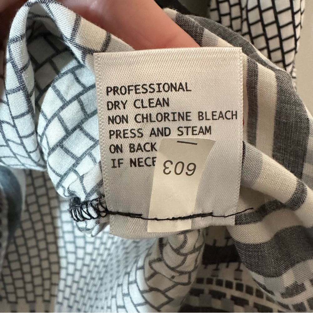 Cynthia Rowley Black and White Patterned Women's V-Neck Top Size Small - Picture 8 of 9
